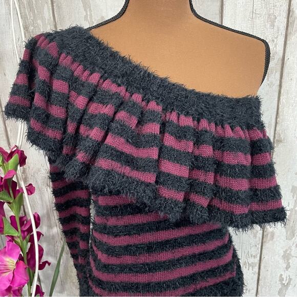 WAYF - NWT Johnie Ruffled Off Shoulder Sweater - Picture 4 of 9